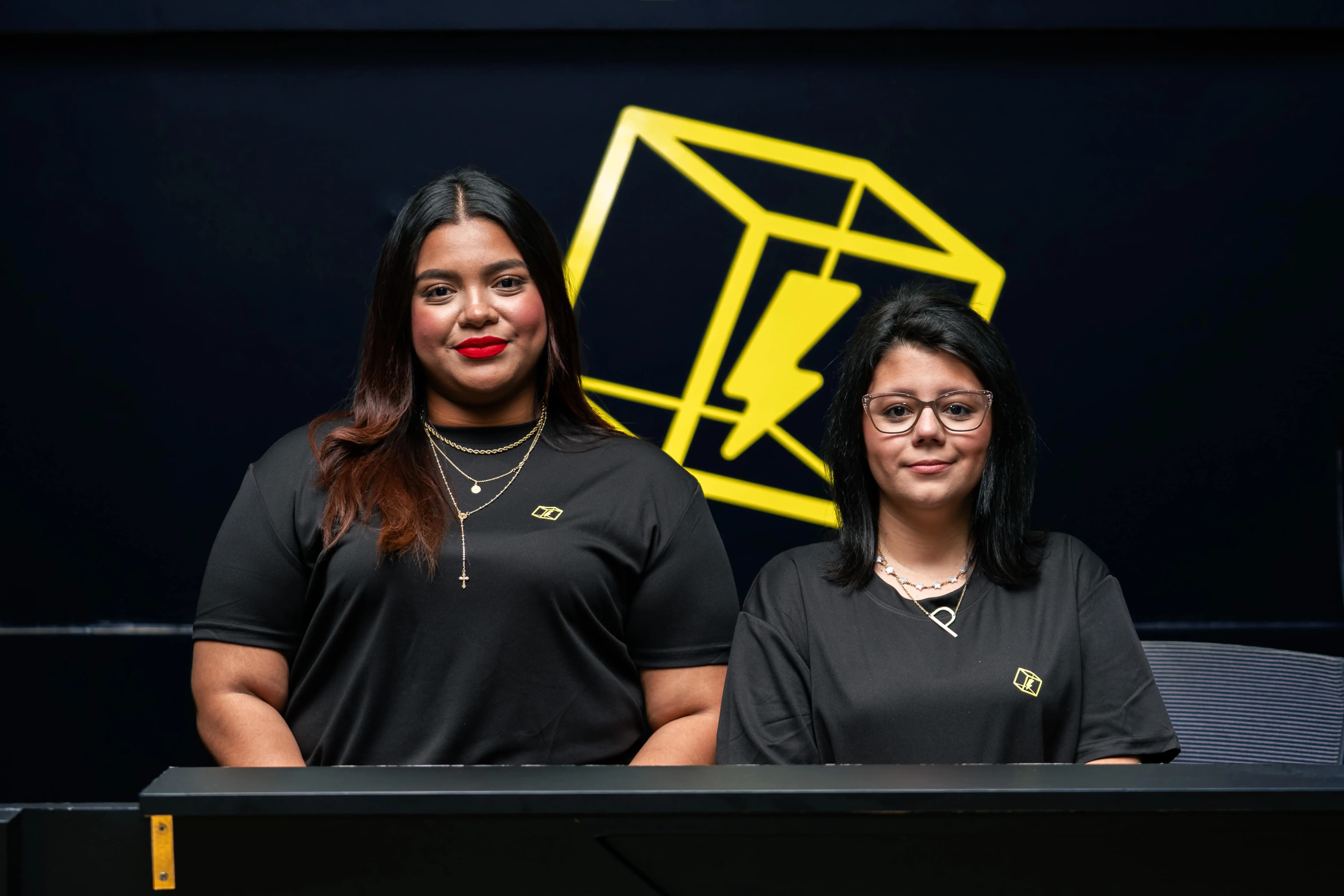 Equipo de recepcion de Flash Box atendiendo clientes