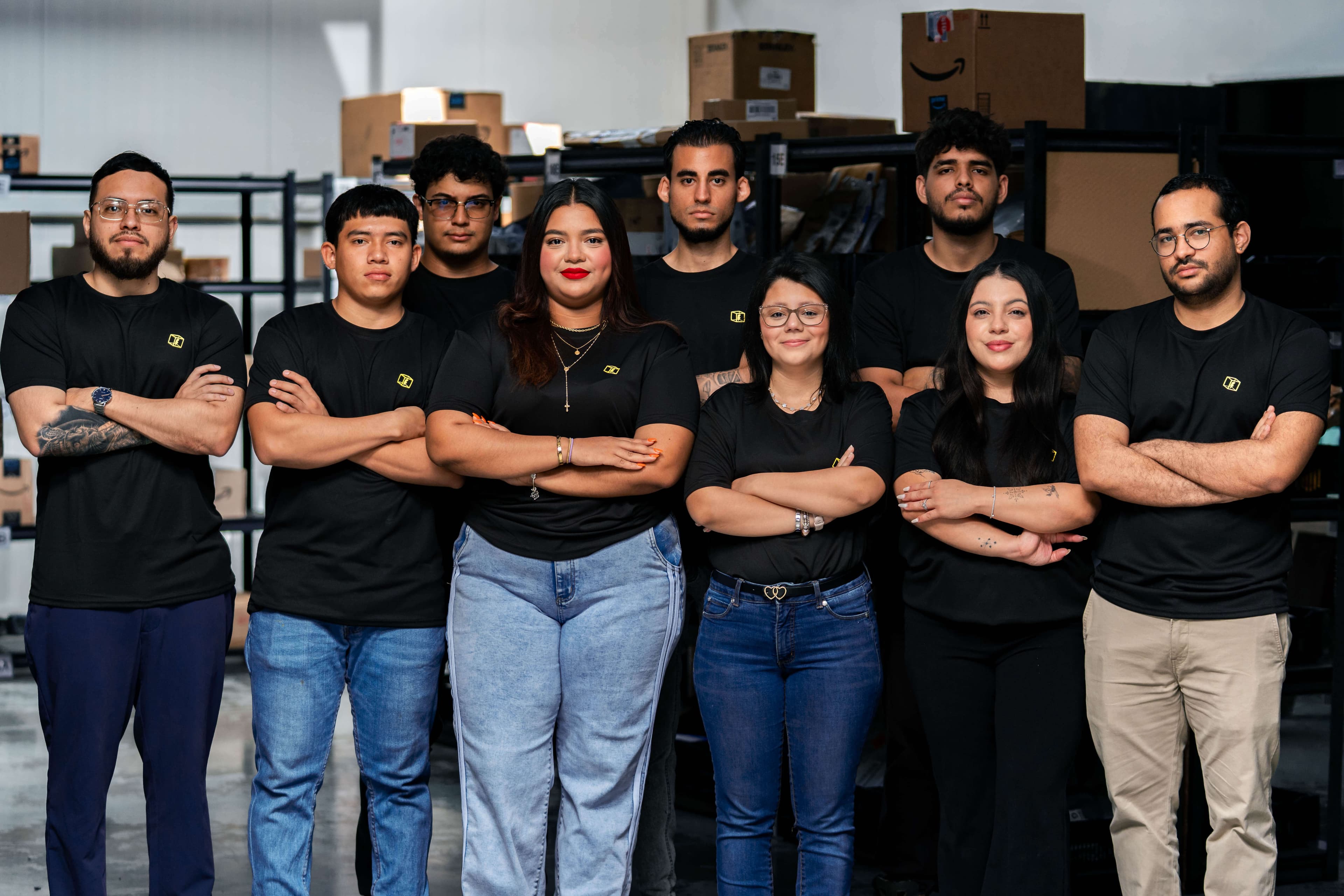 Colaboradora de Flash Box atendiendo en mostrador