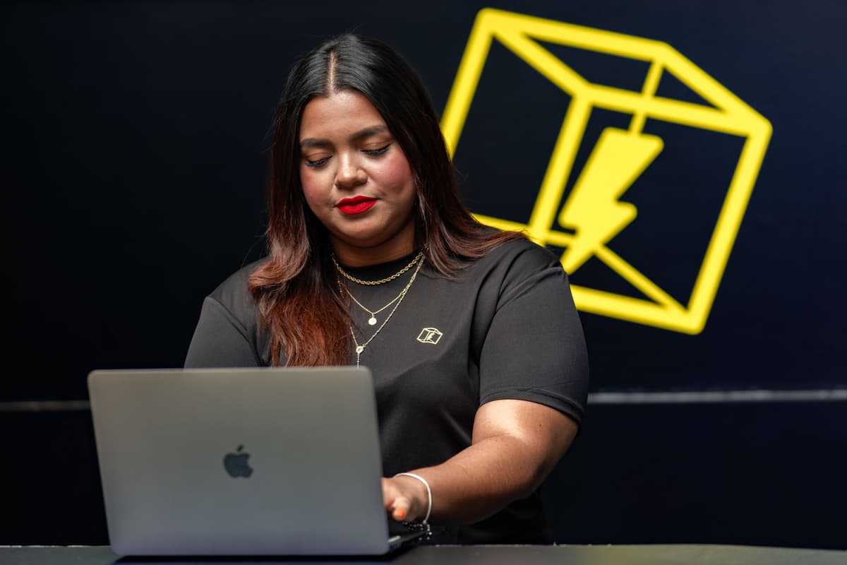 Colaboradora de Flash Box atendiendo en mostrador