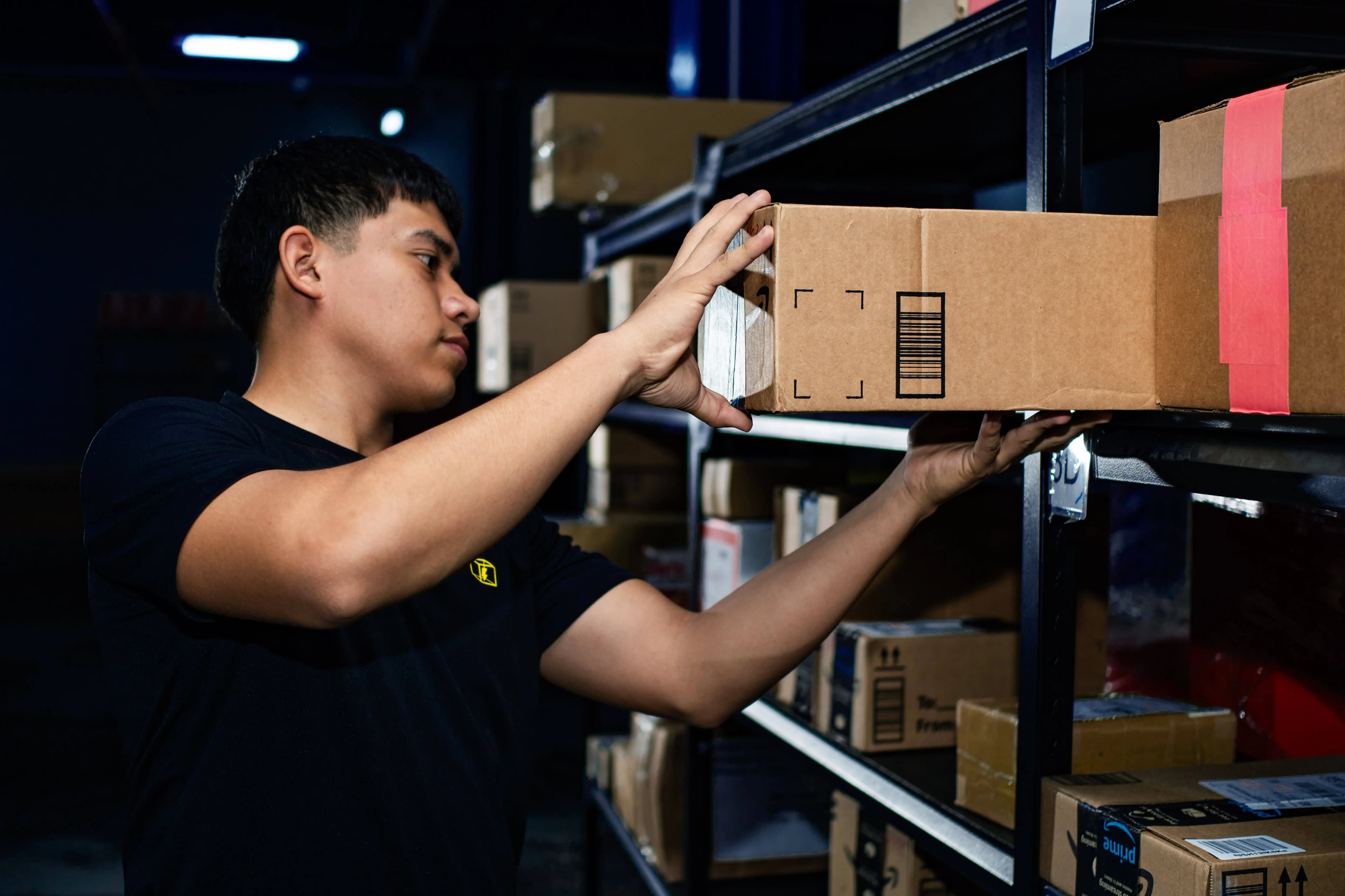 Colaborador organizando paquetes en bodega