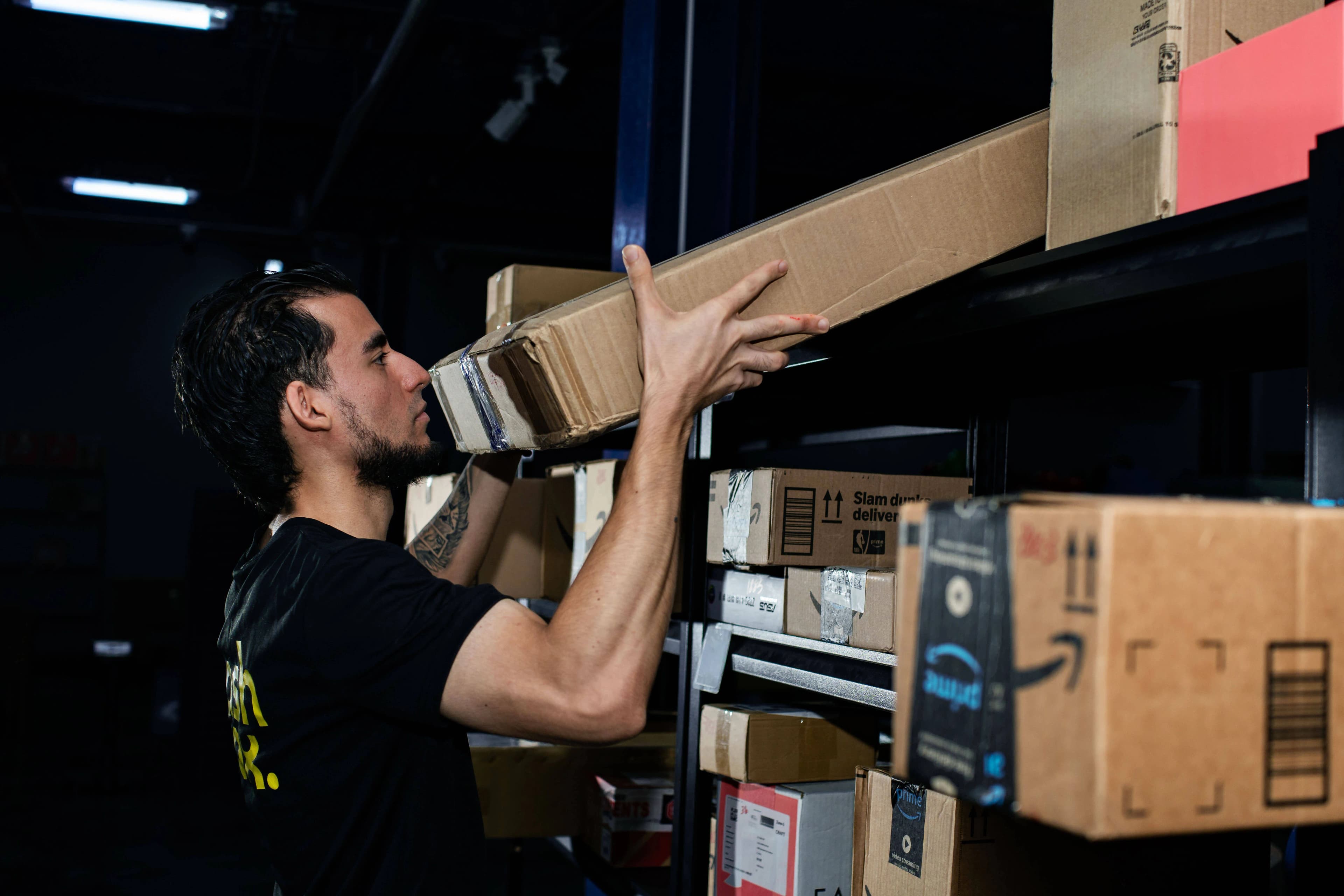 Colaborador de Flash Box organizando paquetes para delivery