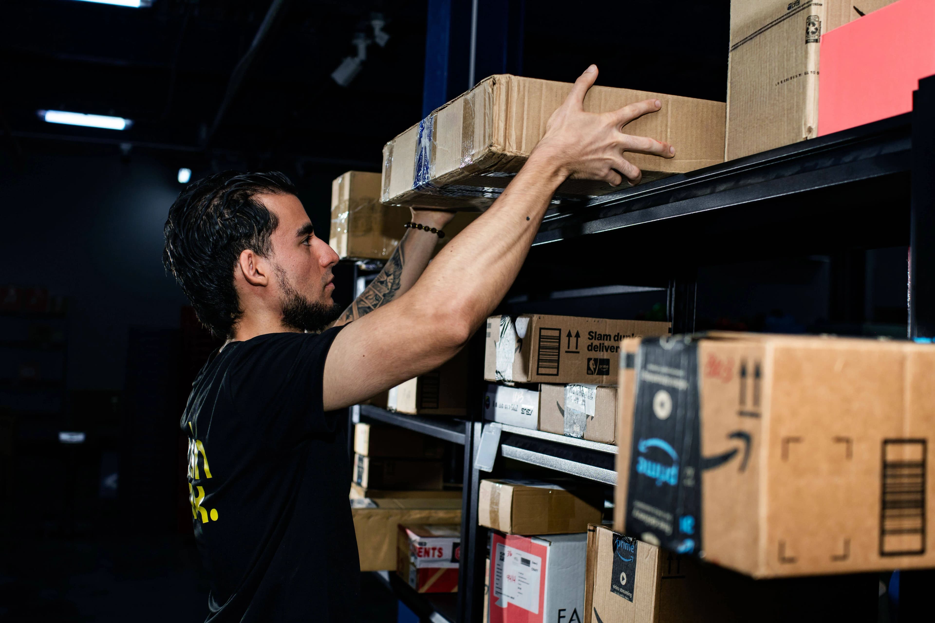 Colaborador colocando paquete en estanteria